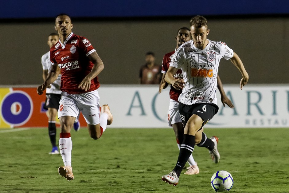 Carlos Augusto durante amistoso entre Vila Nova e Corinthians