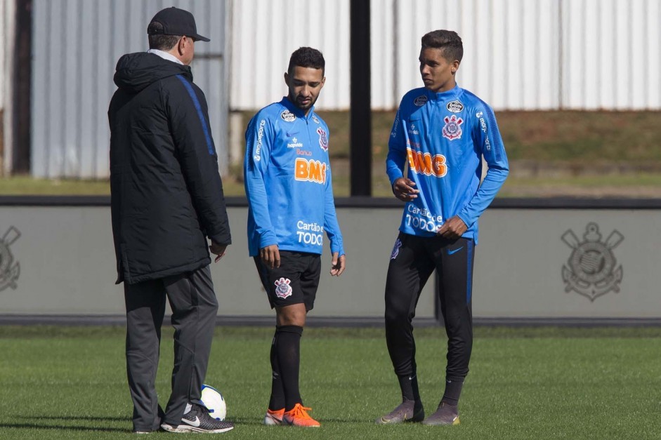 Clayson e Pedrinho durante treino que prepara o time para jogo amistoso contra o Londrina