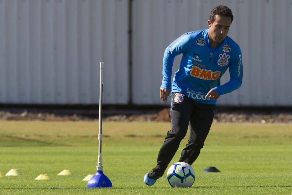 Jadson durante treino que prepara o time para amistoso contra o Londrina