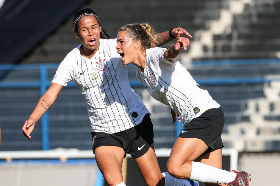 Victria e Tamires comemoram seus gols contra o So Francisco, pelo Brasileiro Feminino