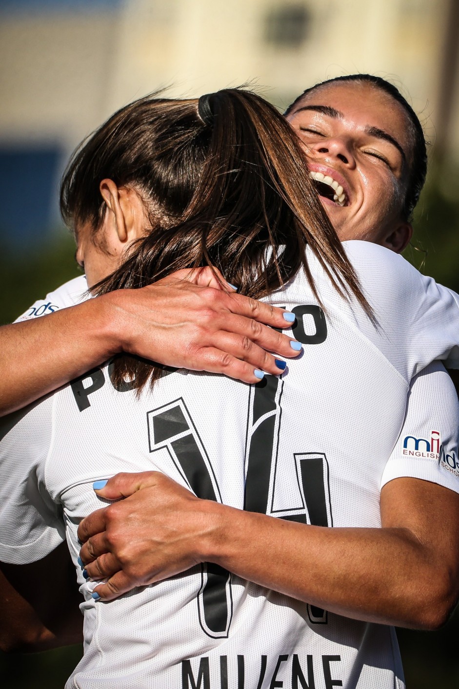 Victria e Millene comemorando gol contra o So Francisco, pelo Brasileiro Feminino
