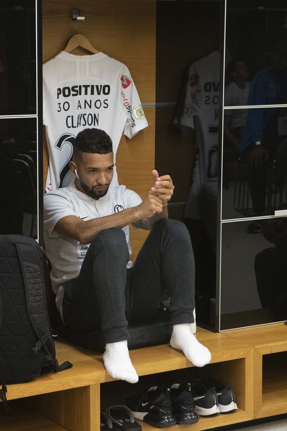 Clayson no vestirio antes do jogo contra o Flamengo, na Arena Corinthians