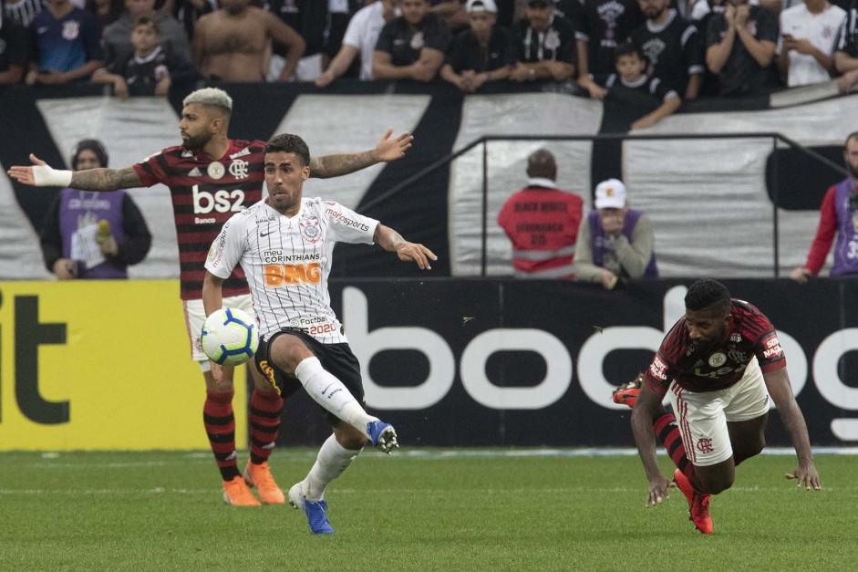 Volante Gabriel durante jogo contra o Flamengo, na Arena Corinthians, pelo Brasileiro