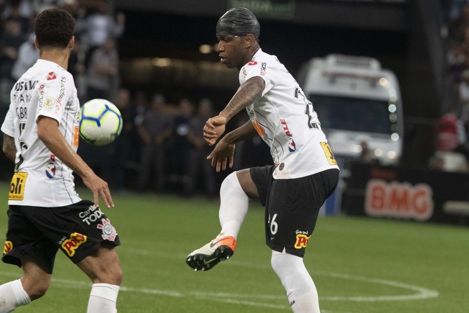 Zagueiro Gil sofreu um corte no superclio durante jogo contra o Flamengo