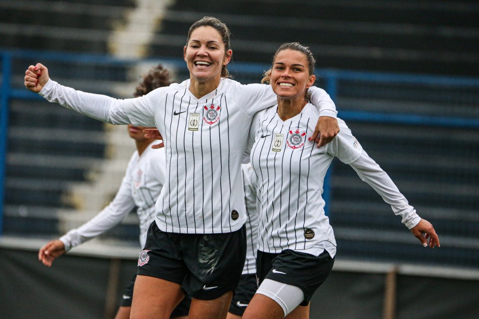 Cacau e Tamires no jogo contra o Vitria, pelo Campeonato Brasileiro Feminino