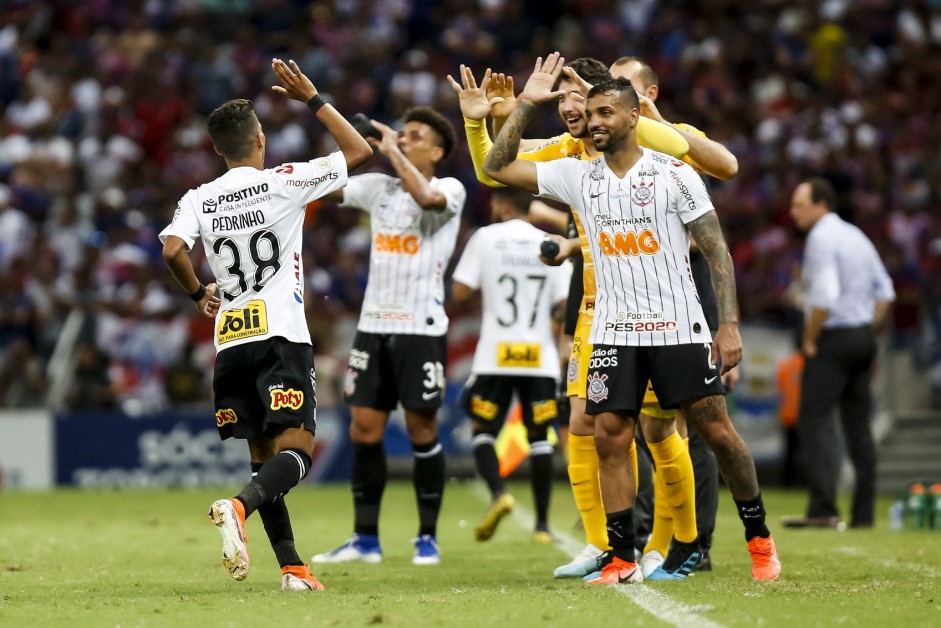 Elenco corinthiano comemorando gols contra o Fortaleza, pelo Brasileiro
