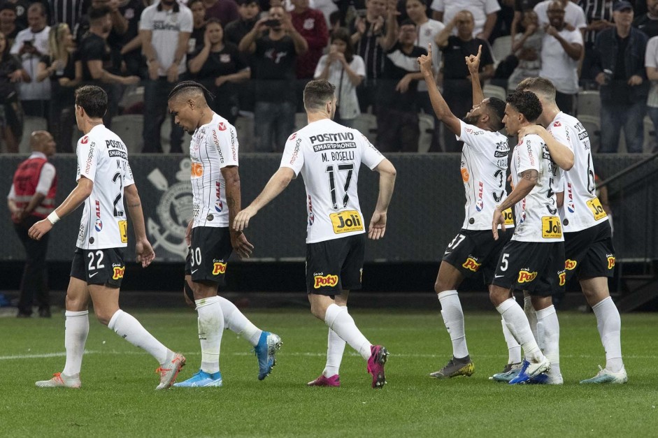 Everaldo marcou o segundo gol do Corinthians diante o Botafogo, pelo Brasileiro