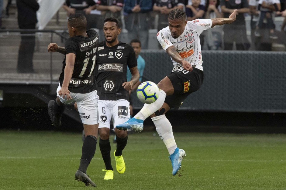 Jnior Urso durante partida contra o Botafogo, na Arena Corinthians, pelo Brasileiro