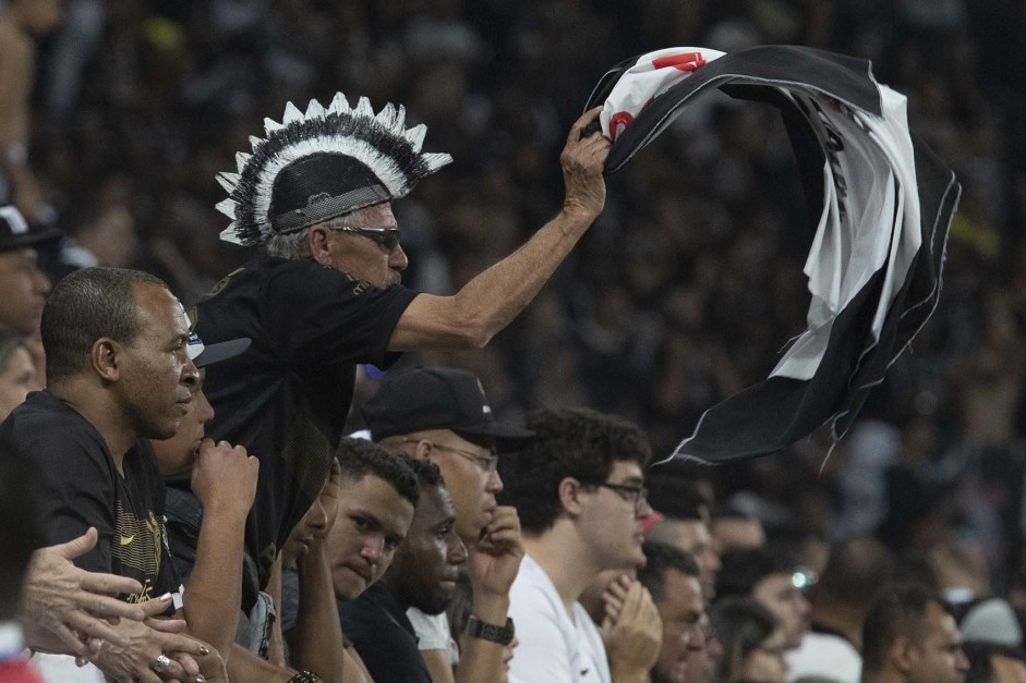 Torcida durante partida contra o Botafogo, na Arena Corinthians, pelo Brasileiro
