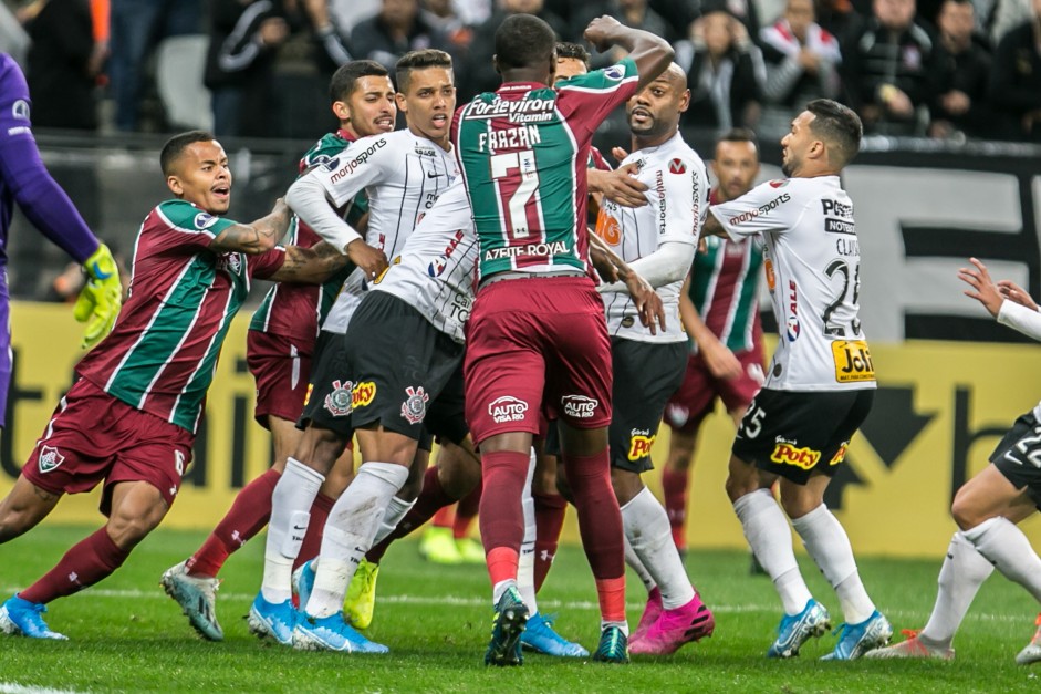 Confuso no jogo entre Corinthians e Fluminense, pela Sul-Americana