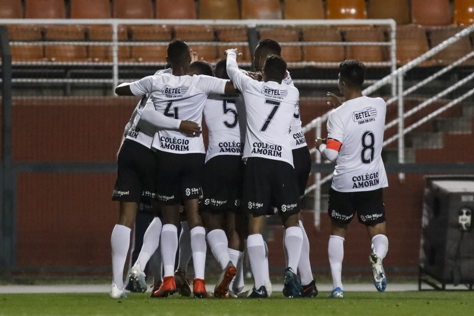Corinthians entra em campo para enfrentar o Botafogo-SP neste domingo