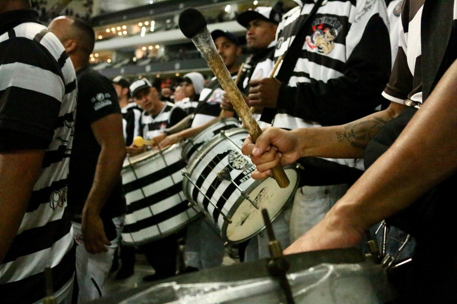 Festa na torcida do Corinthians durante jogo contra o Fluminense, pela Sul-Americana