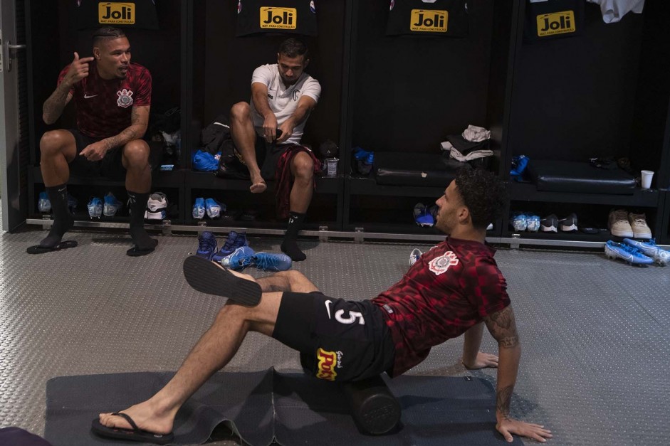 Gabriel, Urso e Sornoza no vestirio do Maracan antes do jogo contra o Fluminense