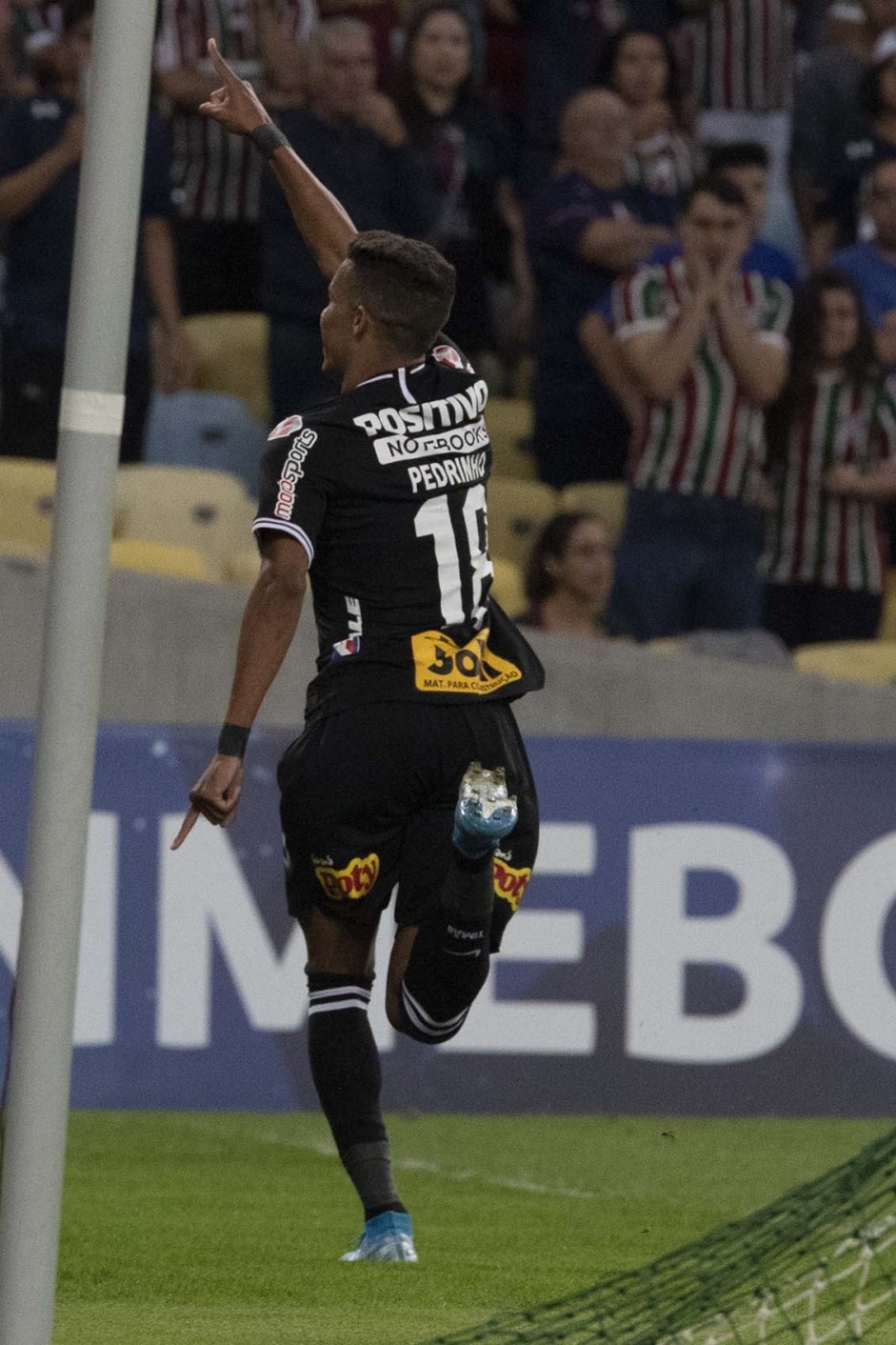 Pedrinho comemora seu gol durante duelo contra o Fluminense, pela Sul-Americana, no Maracan