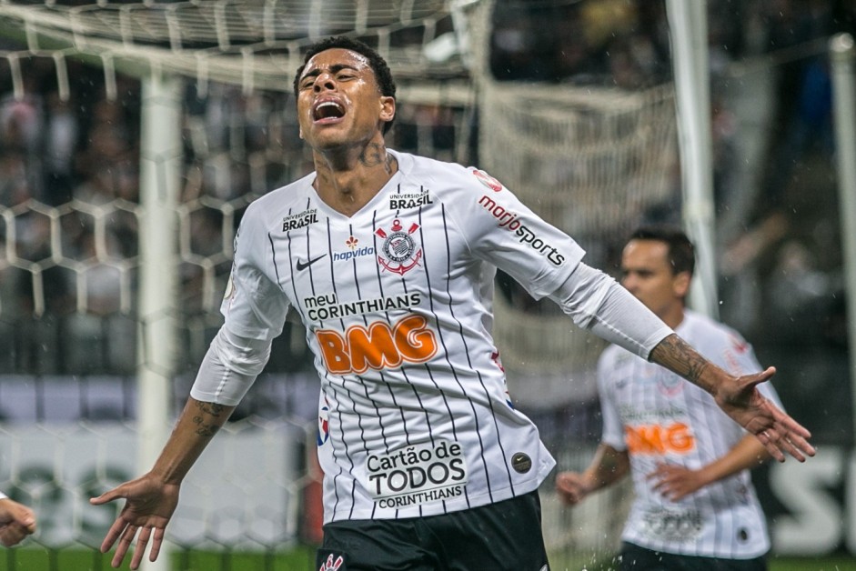 Gustavo comemora seu gol contra o Atltico-MG, na Arena Corinthians