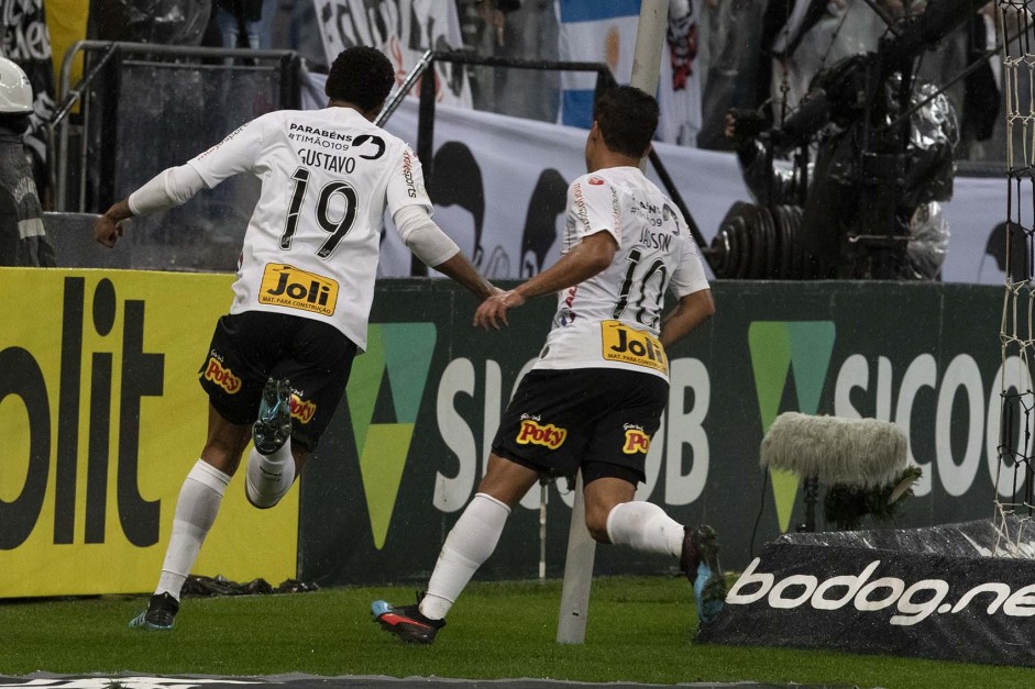 Gustavo comemora seu gol contra o Atltico-MG, pelo Campenoato Brasileiro, na Arena Corinthians