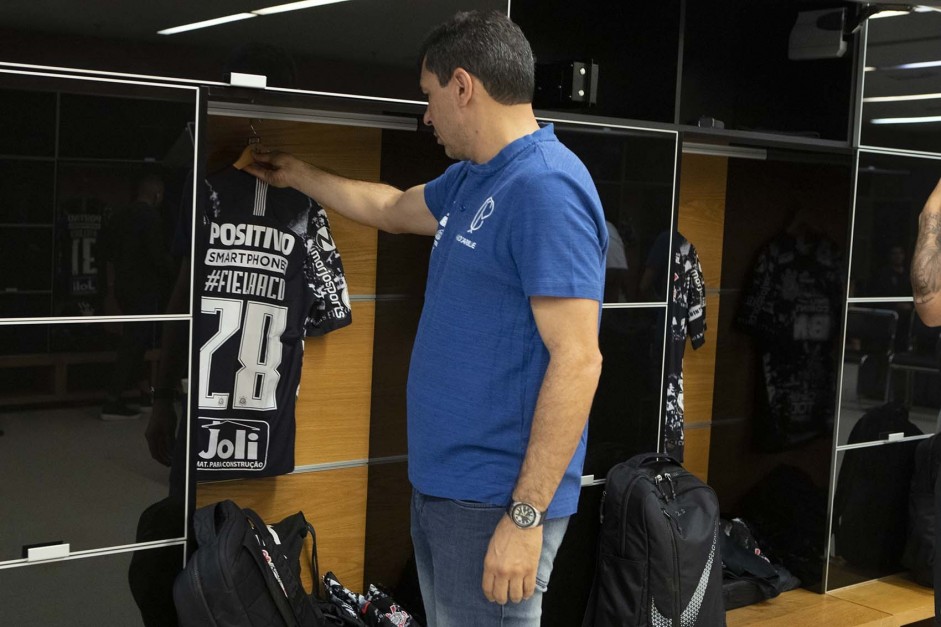Carille, no vestirio da Arena Corinthians, vendo o novo terceiro uniforme do Timo