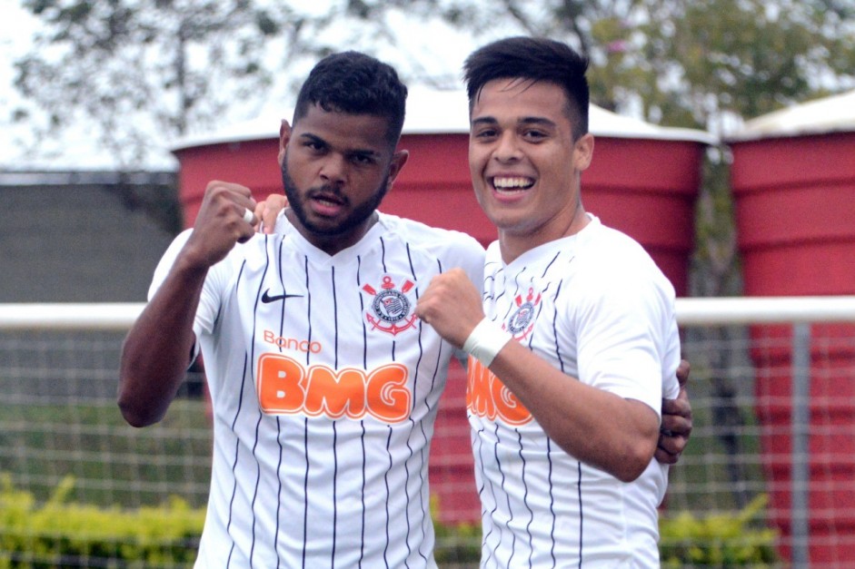 Nathan e Sandoval comemoram gol contra o Internacional, pelo Brasileiro Sub-20