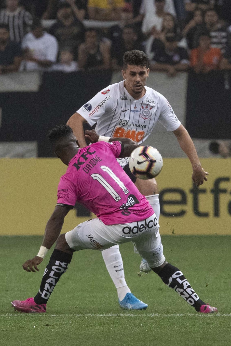 Avelar no duelo contra o Del Valle, na Arena Corinthians, pela Copa Sul-Americana