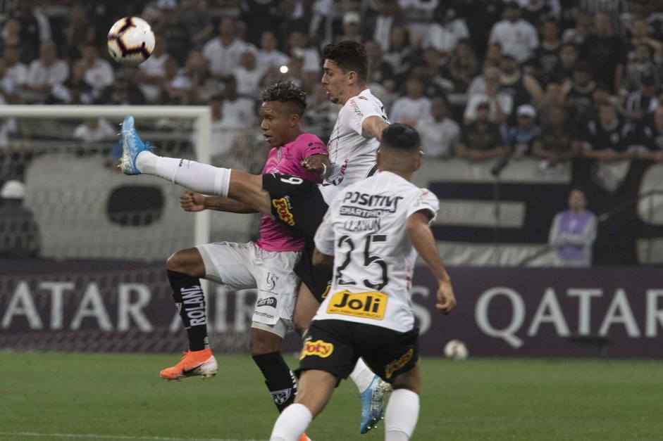 Danilo Avelar no duelo contra o Del Valle, na Arena Corinthians, pela Copa Sul-Americana
