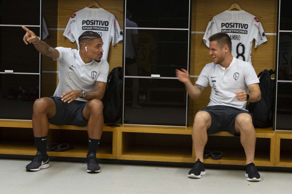 Urso e Ramiro no vestirio da Arena Corinthians antes da partida contra o Del Valle