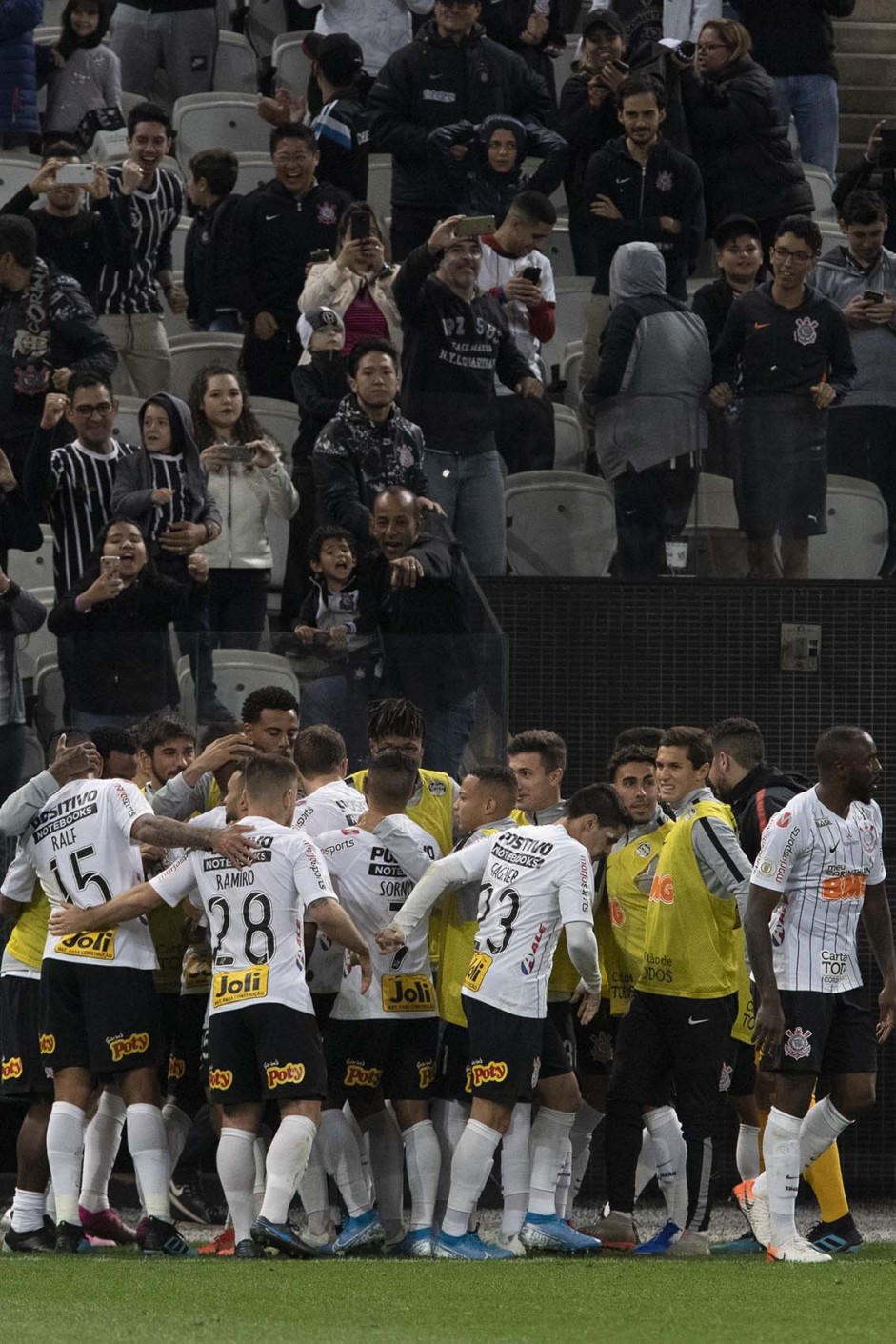 Jogadores comemoram o gol de Vagner Love, contra o Bahia, na Arena Corinthians
