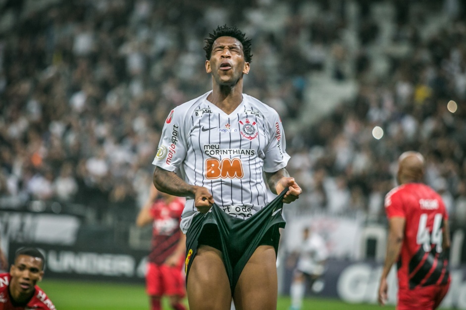 Zagueiro Gil marcou o gol contra o Athletico-PR, pelo Brasileiro, na Arena Corinthians