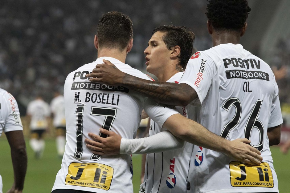 Vital, Boselli e Gil comemorando o gol do argentino contra o Athletico-PR