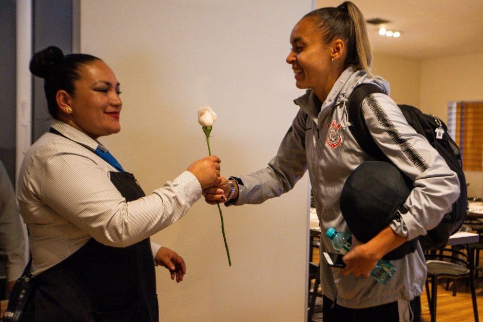 Meninas do Feminino recebem flores durante estreia da Libertadores Feminina