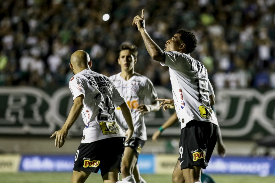 Gustavo, Rgis e Vital comemoram o gol de pnalti do Corinthians contra o Gois