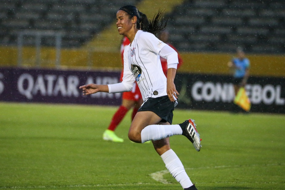 Victria feliz com seu gol contra o Amrica de Cali, pela Libertadores Feminina