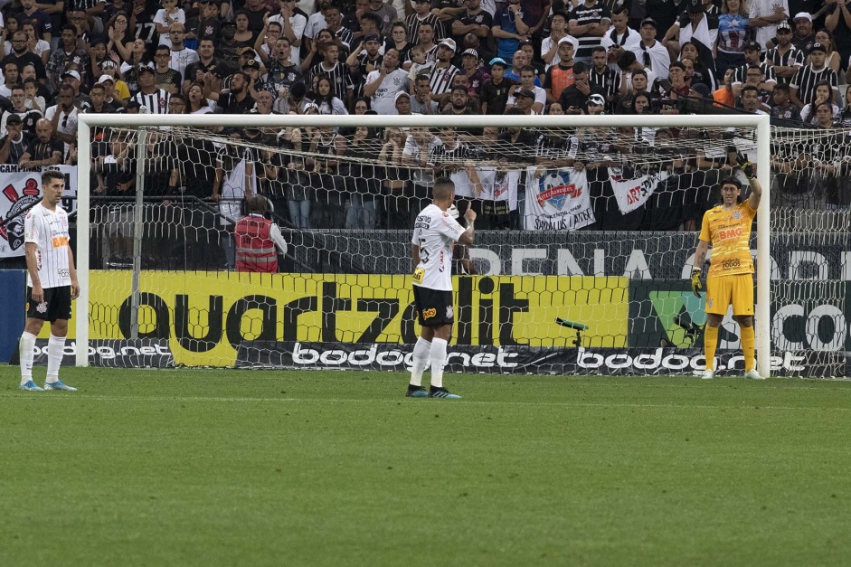 Goleiro Cssio e companheiros durante jogo contra o Santos, na Arena Corinthians, pelo Brasileiro