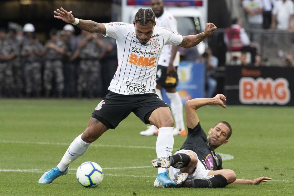 Jnior Urso durante jogo contra o Santos, na Arena Corinthians, pelo Brasileiro