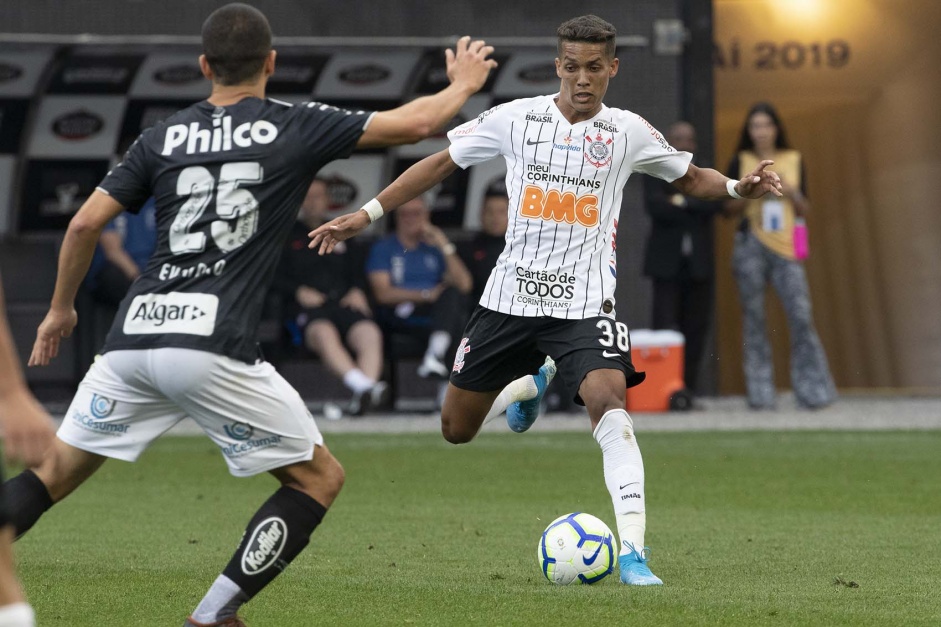 Pedrinho durante jogo contra o Santos, na Arena Corinthians, pelo Brasileiro