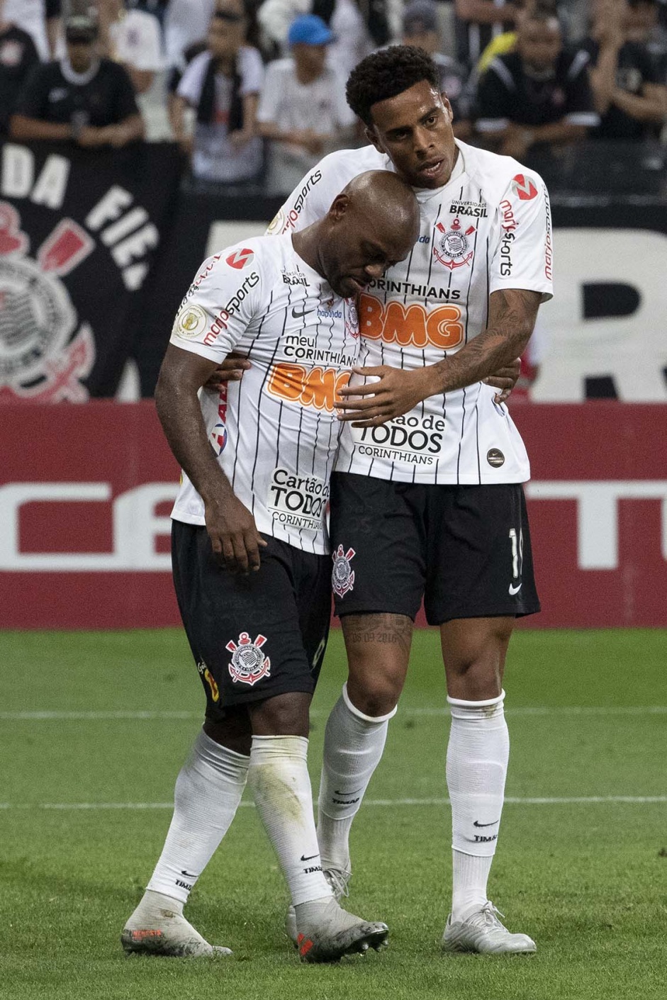 Vagner Love e Gustavo durante jogo contra o Santos, na Arena Corinthians, pelo Brasileiro