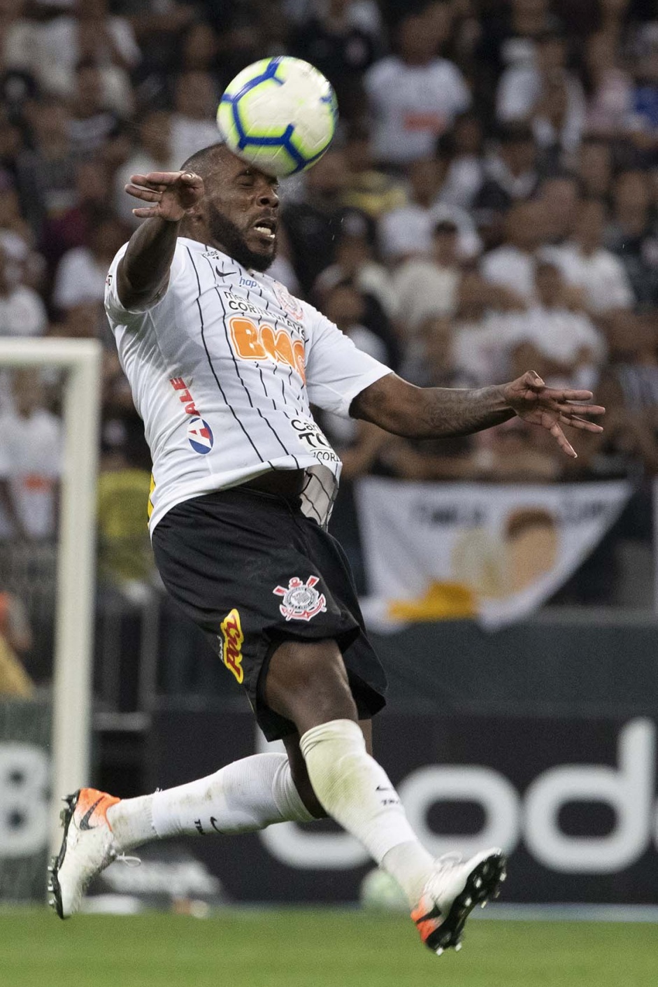 Zagueiro Manoel durante jogo contra o Santos, na Arena Corinthians, pelo Brasileiro
