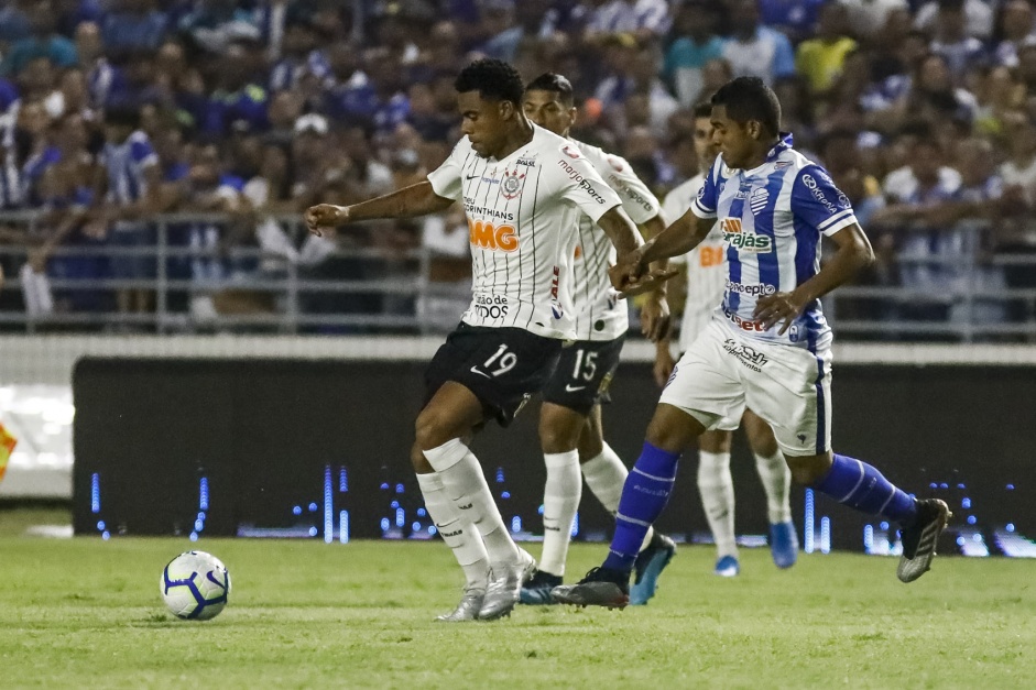 Gustagol durante jogo contra o CSA, pelo Campeonato Brasileiro 2019