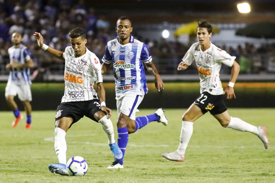Pedrinho e Vital durante derrota para o CSA, pelo Campeonato Brasileiro