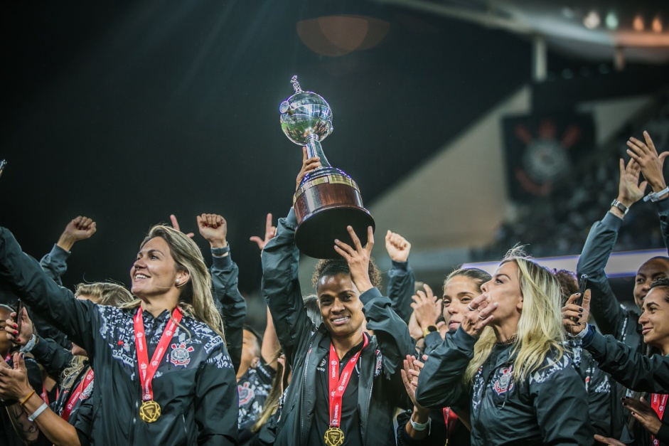 Time feminino do Corinthians exibe taa da Libertadores na Arena, durante duelo no masculino com Fortaleza