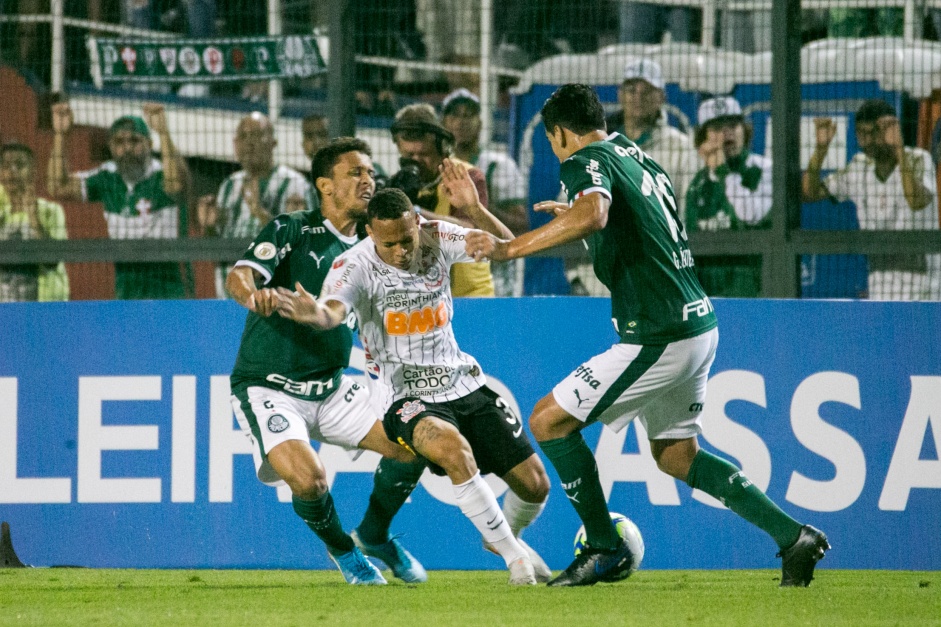 Janderson durante Drbi, contra o Palmeiras, no Pacaembu