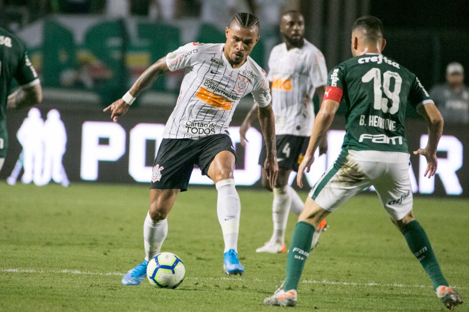 Jnior Urso durante Drbi, contra o Palmeiras, no Pacaembu