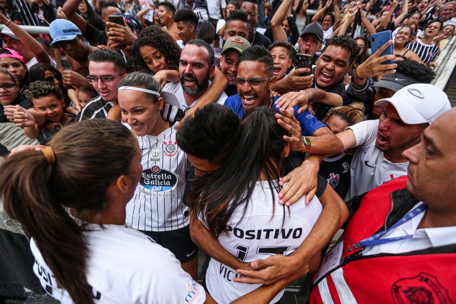 Meninas do Corinthians Feminino comemorando vitria sobre o So Paulo, na final do Paulista