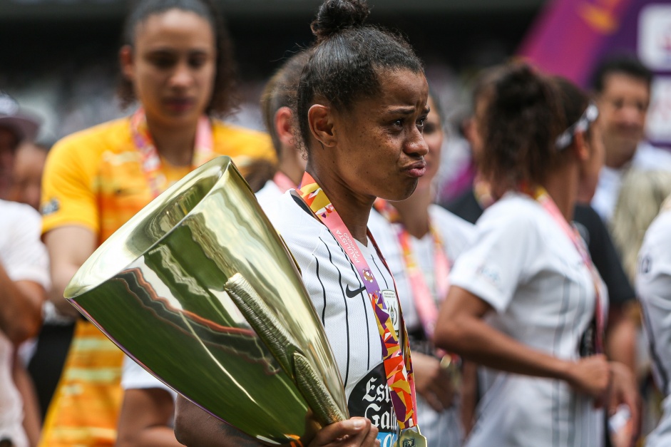 Capit Grazi emocionada ao erguer a taa do Campeonato Paulista Feminino