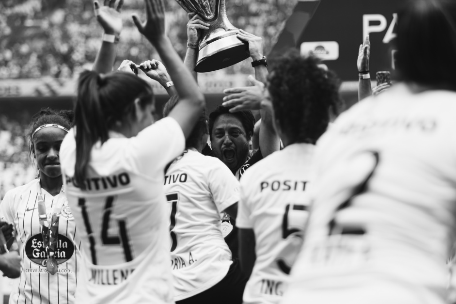Jogadoras levantam a taa de Campes Paulista pelo Corinthians Feminino