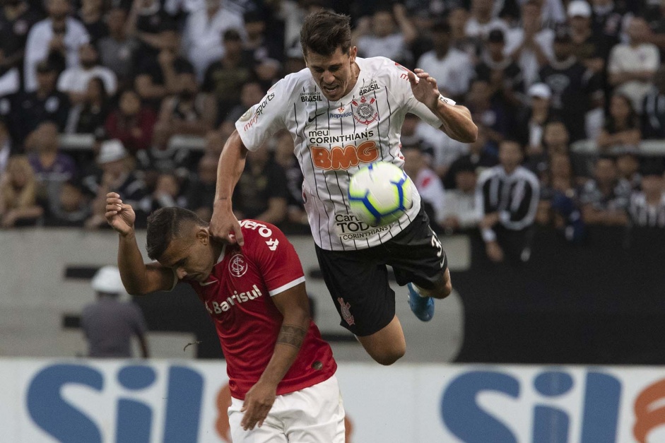 Danilo Avelar durante jogo contra o Internacional, na Arena Corinthians, pelo Brasileiro