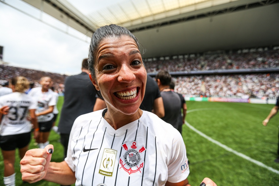 Paulinha comemorando o ttulo do Campeonato Paulista Feminino