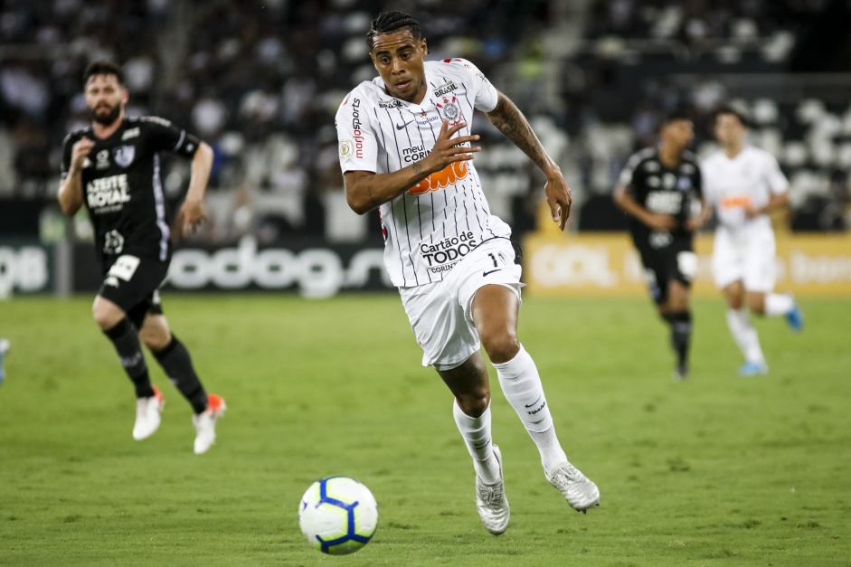 Gustavo na derrota para o Botafogo, pelo Brasileiro, no estdio Nilton Santos
