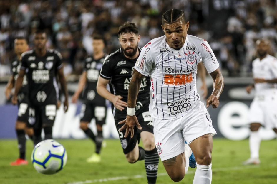 Jnior Urso durante partida contra o Botafogo, no estdio Nilton Santos