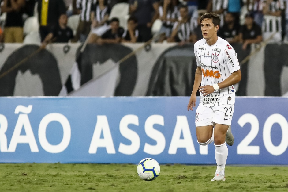 Mateus Vital durante partida contra o Botafogo, no estdio Nilton Santos