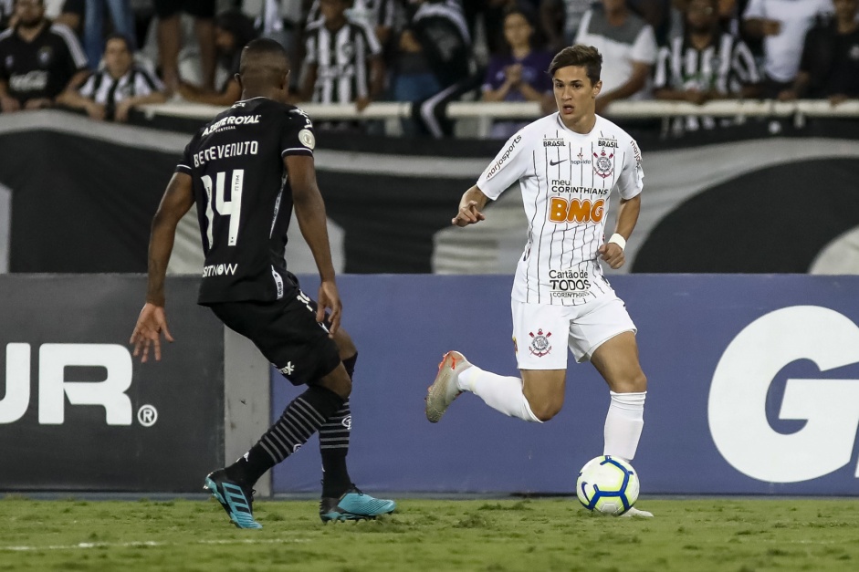 Meia Mateus Vital durante partida contra o Botafogo, no estdio Nilton Santos